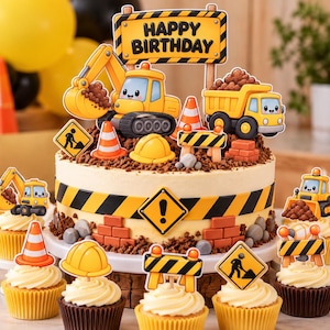 Puede incluir: Un pastel redondo y varios cupcakes decorados con adornos de construcción que incluyen excavadoras amarillas, camiones volquete, conos de tráfico naranjas, cascos, señales de precaución y un letrero que dice HAPPY BIRTHDAY.