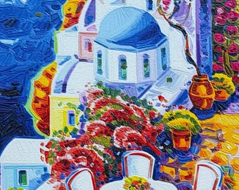 Op de afbeelding: Een olieverfschilderij van een mediterrane kustscène met witte gebouwen, blauwe koepels en een bloemrijk terras. Een ronde tafel met vier stoelen staat te midden van roze en rode bloemen met uitzicht op de diepblauwe zee.