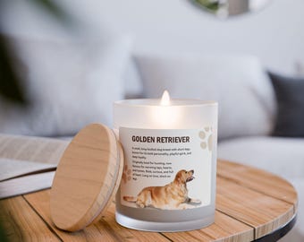 Op de afbeelding: Een brandende kaars in een matglazen pot met een houten deksel. De pot heeft een etiket met de tekst "GOLDEN RETRIEVER" en een afbeelding van een Golden Retriever. De kaars staat op een houten tafel.