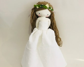 Muñeca de tela, muñeca de trapo, muñeca bordada, vestido blanco de tul y corona de flores, juguete bajo pedido, decoracion infantil