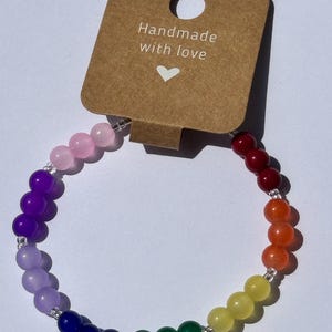 Regenbogen Perlenarmband - Handgemachter bunter Schmuck mit 7 Chakra inspirierten Perlen, Pride Geschenk, Heilungsenergie Armband