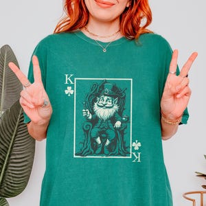 King of Clubs, St. Patricks Day Unisex Hemd, Kleeblatt T-Shirt, Glücksklee Hemd, irische Feier, Vintage Kobold Komfort Farben Outfit