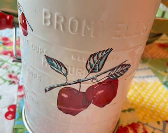 Vintage Bromwell’s 3 Cup Flour Sifter with APPLES
