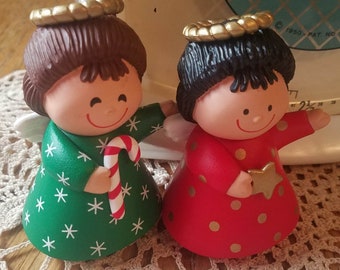 Adorable par de saleros y pimenteros navideños vintage de plástico Hallmark de los años 80.