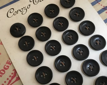 Boutons anciens vintage en corozo noir, Français, 1,9 cm 12/16 po. Carte de couture inutilisée, 24 boutons.