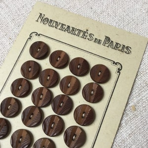 Antieke Vintage Franse bruine knoppen 1,2 cm 7/16" ambachten naaien ongebruikte kaart 24 knoppen.