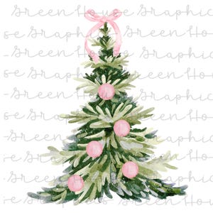 Puede incluir: Ilustración en acuarela de un árbol de Navidad con agujas verdes y adornos rosas. Un lazo rosa adorna la parte superior. El árbol está decorado con cinco bolas rosas. El texto "Green House Graphic" está en el fondo.