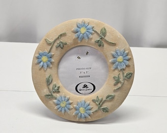 Marco de fotos redondo de cerámica con margaritas azules de 7,6 x 7,6 cm, de VTG Home Styles