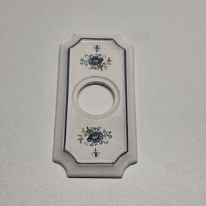 Quoizel Vintage Ceramic Porcelain Door Plate White Blue Trim Flowers Cottagecore