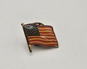 Pin de solapa vintage con la bandera estadounidense Old Glory en tono dorado. Fabricado con orgullo en EE. UU.