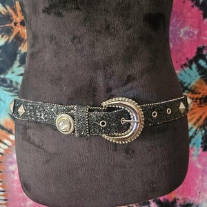 Vintage zwarte riem met studs schittert met zilveren metalen accenten, maat Large: 37&quot;