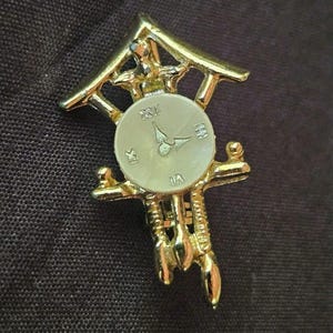 Vintage Collectible Pin CooCoo Cuckoo Clock Design Gold Tone 1.5&quot;