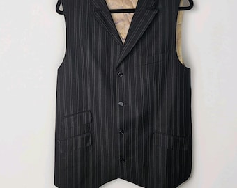 Chaleco vintage de raya diplomática, corte sastre, cuello con solapa de muesca, forro beige sedoso, talla 44L para hombre.