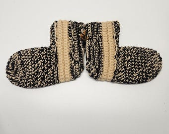 Calcetines/botines tipo pantufla de ganchillo hechos a mano, talla 8 mediana para adulto, color negro y marrón claro.