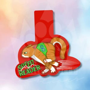 Può includere: Un adesivo raffigurante un gatto dei cartoni animati in posa da corsa. Il gatto è arancione e bianco, con un gilet verde con il numero 8. L'adesivo riporta le parole "SPEED READER" in verde e rosso. Lo sfondo è un gradiente di rosso, blu e bianco.