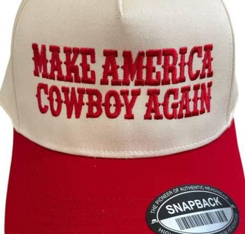 以下が含まれることがあります： 「MAKE AMERICA COWBOY AGAIN」の赤い刺繍が施された白と赤の野球帽。 スナップバック留めとカーブしたつばが付いています。 クラシックなスタイルです。
