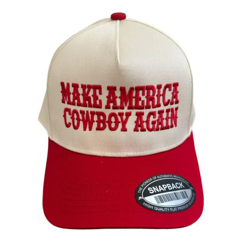 以下が含まれることがあります： 「MAKE AMERICA COWBOY AGAIN」の刺繍が施された、赤とクリーム色のスナップバックハット。 赤いツバとクリーム色のクラウンが特徴です。 上部には小さな赤いボタンが付いています。 ハットには「SNAPBACK」ステッカーが付いています。