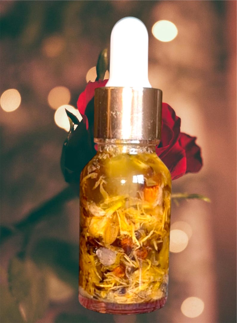 Puede incluir: Una botella de vidrio con tapa dorada y gotero, llena de un l&iacute;quido amarillo y flores secas. La botella est&aacute; enfocada y el fondo est&aacute; desenfocado.