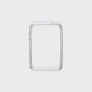 Peut inclure: Boucle rectangulaire en métal argenté brillant. Les coins sont arrondis et une section articulée permet l'ouverture et la fermeture. Le fond est gris clair uni.