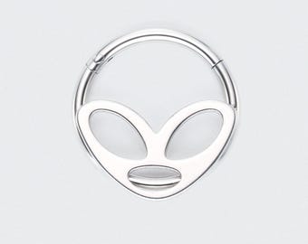 Anillo de aro con segmento articulado de máscara alienígena de 16 g en plata - Anillo de titanio para nariz, tabique nasal, cartílago, hélix, daith y caracola. Regalo.