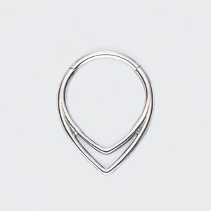 Aro de titanio en forma de V de 16 g en plata para nariz, tabique nasal, cartílago, hélix, daith y caracola. Regalo.