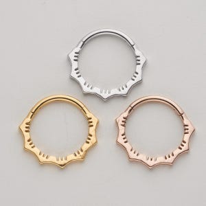 Piercing de tabique nasal con bisagra en forma de flor de loto, 16 g (1,2 mm), acero quirúrgico.