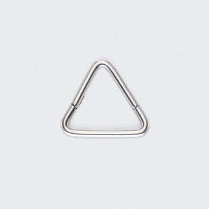 Könnte beinhalten: Ein silberfarbener, dreieckiger Metallring. Der Ring besteht aus einem glatten, abgerundeten Metall und hat eine aufklappbare Öffnung. Die Dreiecksform ist gleichmäßig proportioniert, mit drei gleich langen Seiten und Winkeln. Der Hintergrund ist schlicht weiß.