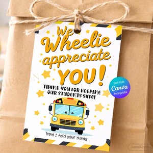 Puede incluir: Una etiqueta de regalo con el texto "We Wheelie appreciate YOU!" en amarillo, junto con una ilustración de autobús escolar amarillo. La etiqueta también incluye el texto "Thank you for keeping our students safe!" y "from: Add your name."