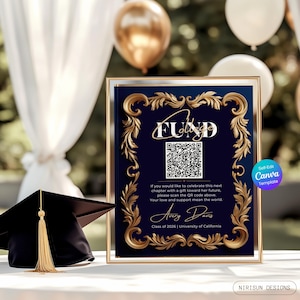 Może przedstawiać: Oprawione granatowe ogłoszenie o ukończeniu studiów ze złotymi zdobieniami i napisem „FUND”. Zawiera kod QR i tekst: „Jeśli chcesz uczcić ten kolejny rozdział...”. Czapka absolwenta ze złotym chwostem jest na pierwszym planie.