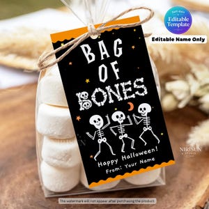 Peut inclure: Un sachet en plastique transparent rempli de guimauves blanches, avec une étiquette rectangulaire noire à bordures orange. L'étiquette affiche le texte blanc BAG OF BONES, trois illustrations de squelettes dansants et Happy Halloween! From: Your Name.