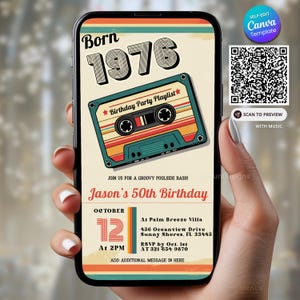 Puede incluir: Un tel&eacute;fono inteligente muestra una invitaci&oacute;n de cumplea&ntilde;os de estilo retro. El dise&ntilde;o presenta el texto "Born 1976" y un gr&aacute;fico de cinta de cassette. La invitaci&oacute;n incluye detalles para el 50 cumplea&ntilde;os de Jason, con fecha, hora y lugar.
