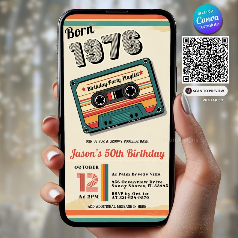 Puede incluir: Un tel&eacute;fono inteligente muestra una invitaci&oacute;n de cumplea&ntilde;os de estilo retro. El dise&ntilde;o presenta el texto "Born 1976" y un gr&aacute;fico de cinta de cassette. La invitaci&oacute;n incluye detalles para el 50 cumplea&ntilde;os de Jason, con fecha, hora y lugar.