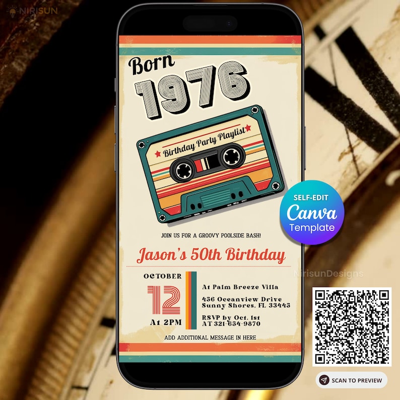 Puede incluir: Invitaci&oacute;n de fiesta de cumplea&ntilde;os de estilo retro que se muestra en la pantalla de un tel&eacute;fono inteligente. El dise&ntilde;o presenta el texto "Born 1976" y un gr&aacute;fico de cinta de cassette. La invitaci&oacute;n es para el 50 cumplea&ntilde;os de Jason, con detalles de fecha, hora y lugar.