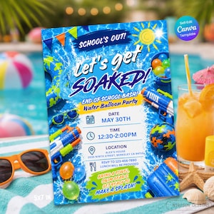 Puede incluir: Una invitación azul para una fiesta de globos de agua con el texto "School's Out! Let's get SOAKED!". La invitación incluye pistolas de agua, gafas de sol y una bebida refrescante.