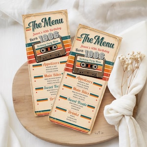 Puede incluir: Dos tarjetas de menú rectangulares de papel para el 40 cumpleaños de Jason, con un gráfico de casete de 1986, rayas retro naranjas y verde azulado, y texto que enumera aperitivos, platos principales, dulces y bebidas.