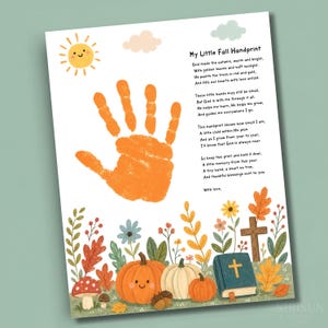 Może przedstawiać: Wydruk na białym papierze zatytułowany My Little Fall Handprint z dużym pomarańczowym odciskiem dłoni, uśmiechniętym słońcem i wierszem. Dolna krawędź przedstawia jesienne liście, dynie, grzyba, drewniany krzyż i niebieską Biblię.