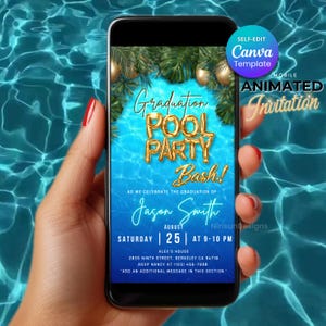 Puede incluir: Un teléfono inteligente muestra una invitación a una fiesta en la piscina para una graduación. La invitación dice "Graduation Pool Party Bash!" en letras doradas. Detalles: nombre del graduado, fecha, hora y lugar. El diseño incluye hojas tropicales y globos dorados.