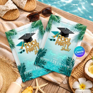 Puede incluir: Dos invitaciones a una fiesta en la piscina de graduación con un fondo turquesa y blanco, con letras doradas de globo y un birrete. Las invitaciones están decoradas con hojas de palma y gafas de sol.