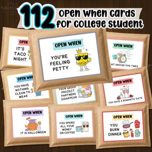 Puede incluir: Un conjunto de 112 sobres de papel marrón, cada uno con una etiqueta blanca con el texto "OPEN WHEN" y varios escenarios humorísticos para estudiantes universitarios, como "YOU'RE FEELING PETTY" o "YOU BURN DINNER," junto a ilustraciones coloridas.