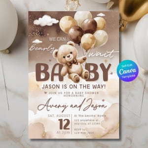 Könnte beinhalten: Eine Babyparty-Einladung mit einem Teddybären, der Luftballons hält. Der Text lautet "We can bearly wait BABY" und enthält Details zur Veranstaltung, einschließlich der Namen Avery und Jason, Datum, Uhrzeit und RSVP-Informationen. Das Design ist in Braun- und Cremetönen gehalten.