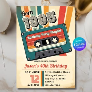 Peut inclure: Invitation d'anniversaire rétro avec une illustration de cassette audio. Le design affiche "Born 1985" et "Birthday Party Playlist". Les détails incluent la date, l'heure et le lieu de la célébration du 40e anniversaire de Jason. Modèle Canva auto-éditable.