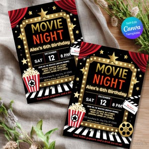 Op de afbeelding: Twee zwarte uitnodigingen voor een filmavondverjaardag. De uitnodigingen hebben een goudomrand ontwerp met de woorden "Movie Night" in rood en goud. Inclusief popcorn, sterren en de tekst "Alex's 6th Birthday".