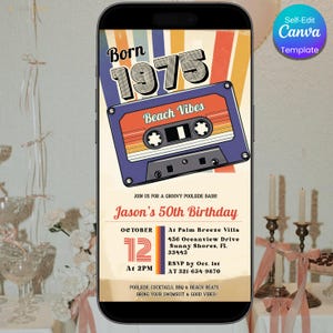 Può includere: Uno smartphone mostra un invito di compleanno a tema retrò. Il design presenta una cassetta con il testo "Beach Vibes", l'anno "1975" e i dettagli per il 50° compleanno di Jason, tra cui data, ora e luogo. Il modello Canva è per l'auto-modifica.
