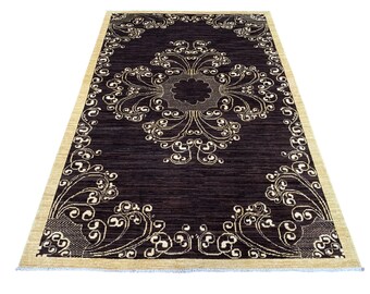 Puede incluir: Una alfombra rectangular con un centro marrón oscuro y un borde beige. La alfombra presenta un diseño ornamental y simétrico en beige, con motivos florales y de volutas. La alfombra está hecha de un material tejido.