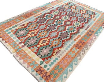 Rug & Kilimのグリーン、ゴールド、レッド、ブルーのトライバル幾何学