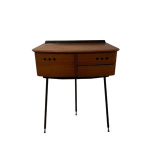 Retro Eingangsbereich - Möbel aus Teakholz - Rastad & Relling, Modell 2740, entworfen im Jahr 1956.