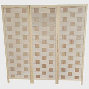 Puede incluir: Un biombo de madera de tres paneles. Los paneles están construidos con un marco de madera de color claro y un patrón tejido de tiras de madera claras y de tonos medios. El biombo se mantiene en posición vertical con pequeños pies.