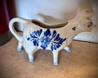 Delfts Blue porcelain cow creamer, hand-painted in the Netherlands.