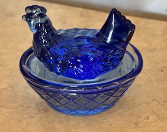 Mini consoles hen on nest