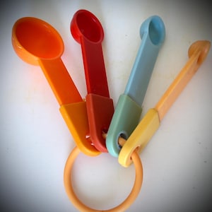 vintage melamine  1960’s measuring spoons